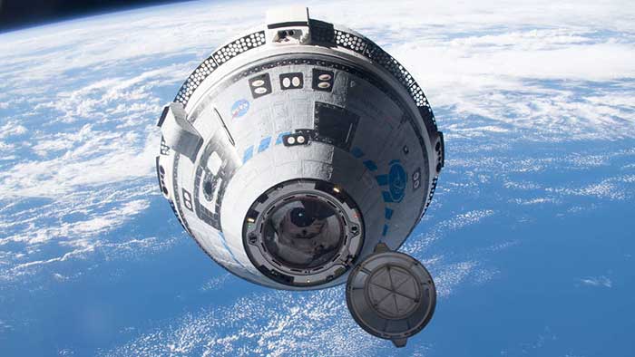 Le vaisseau spatial CST-100 Starliner au-dessus du Pacifique, près de la Station spatiale internationale