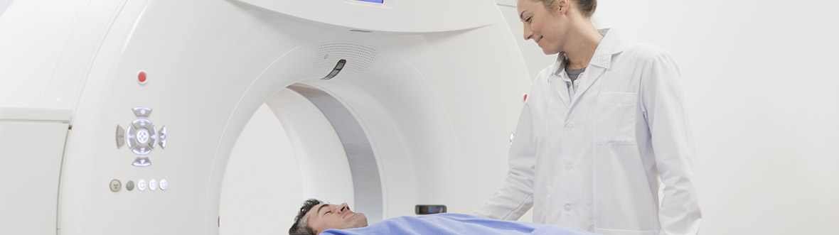 Médecin préparant un patient pour le CT scanner