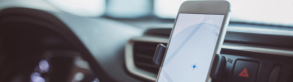 Téléphone mobile à l'intérieur d'une voiture utilisée pour la navigation