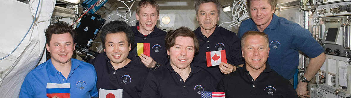 Inspection de l'intérieur d'une plateforme d'un satellite de la MCR