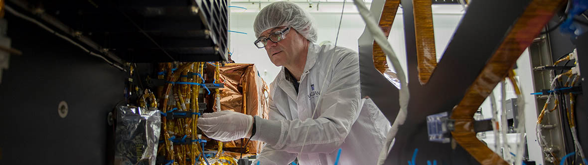 Inspection de l'intérieur d'une plateforme d'un satellite de la MCR