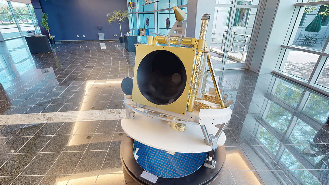 Grande maquette du satellite SCISAT.