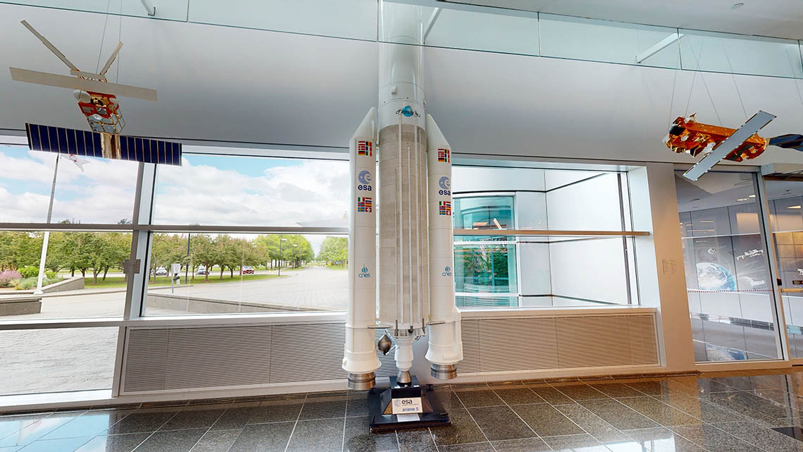 Une grande maquette du lanceur lourd Ariane 5 se trouve dans le couloir devant la bibliothèque.