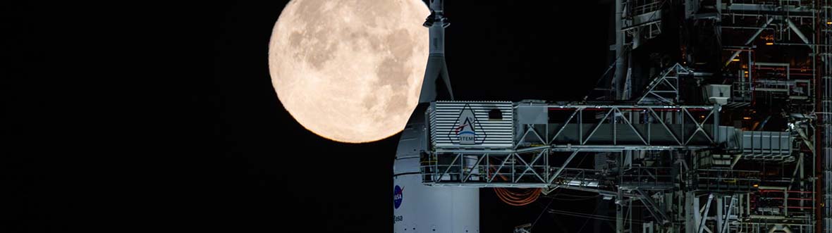 La pleine lune derrière le sommet du lanceur SLS.