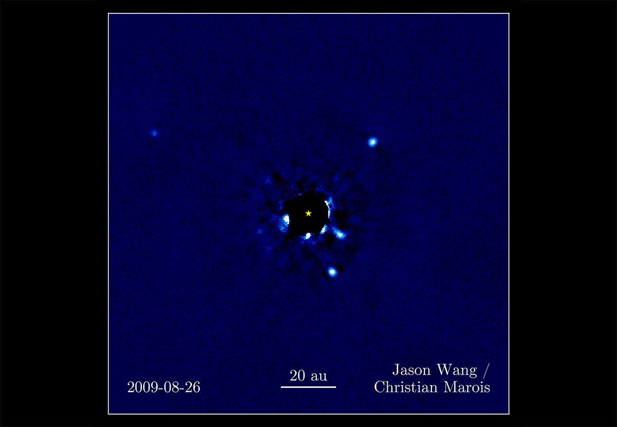 L'étoile HR 8799 et de ses quatre exoplanètes