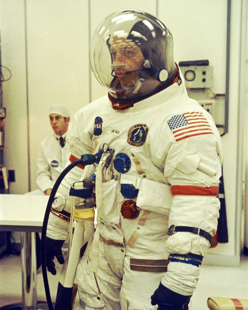 Shepard se tient debout dans sa combinaison spatiale.