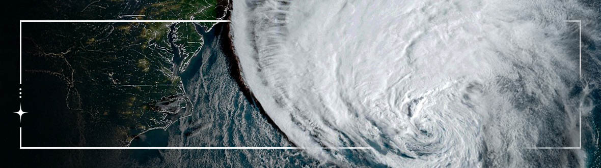 Image satellite d'un ouragan atteignant la côte est de l'Amérique du Nord.
