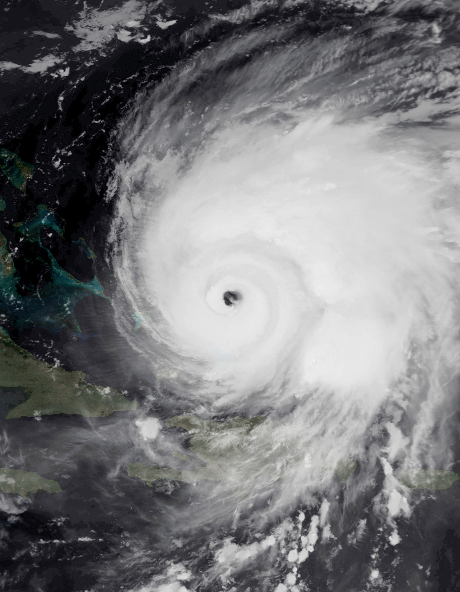 Image satellite d'un ouragan avec un œil bien défini.