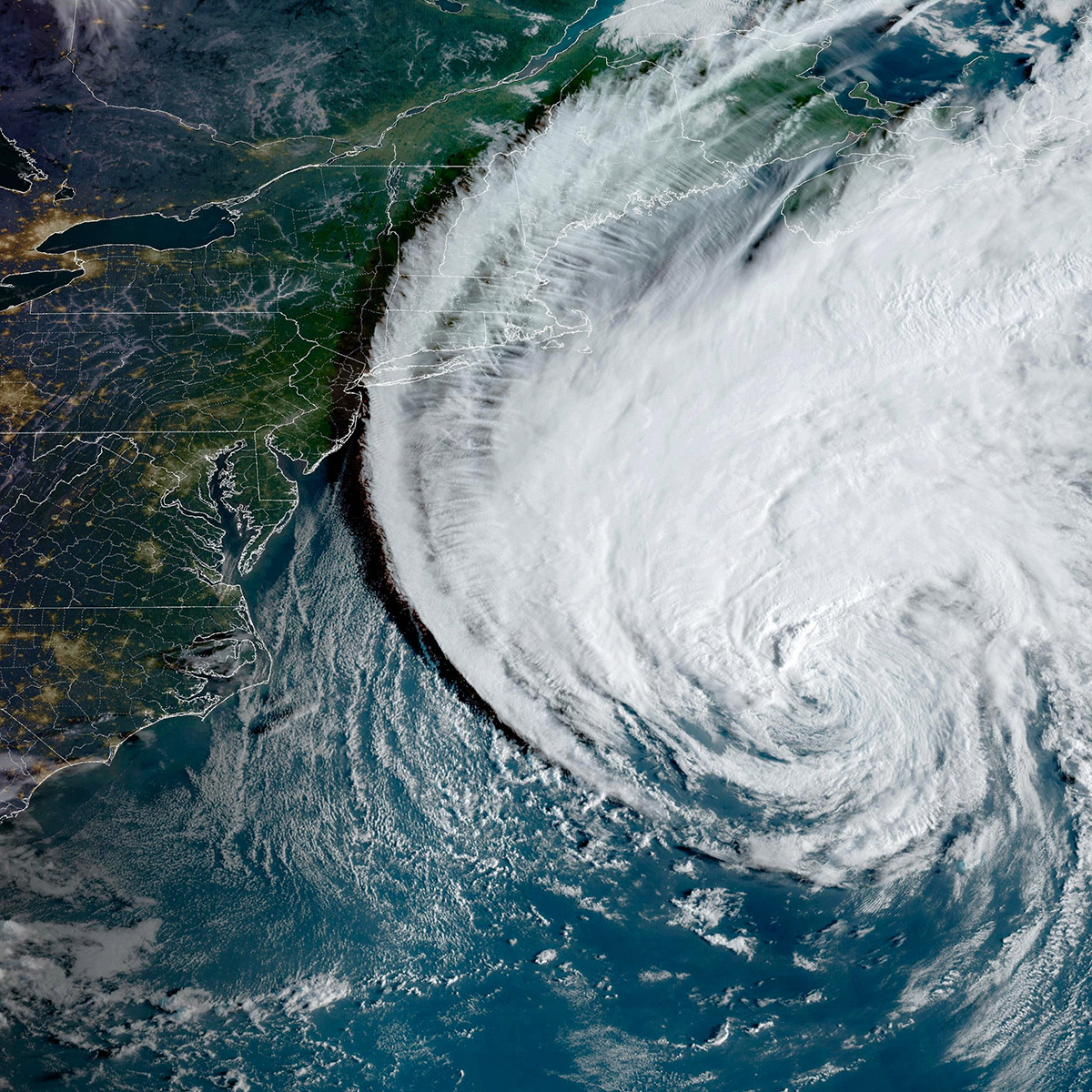 Image satellite d'un ouragan atteignant la côte est de l'Amérique du Nord.