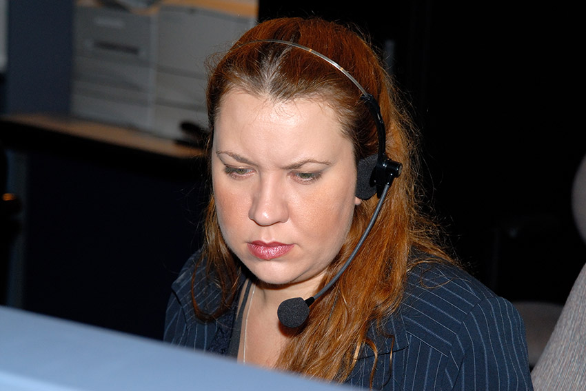 Danielle regarde une console.