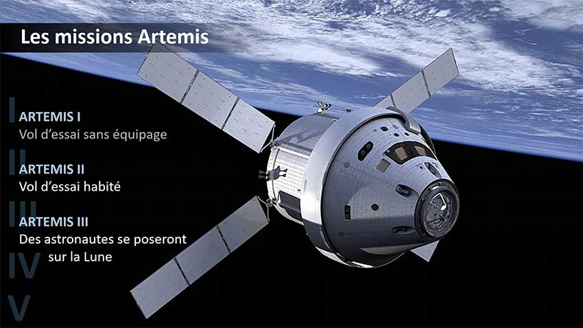 Vue d'artiste du vaisseau spatial Orion alimenté par quatre panneaux solaires, dans l'espace près de la Terre