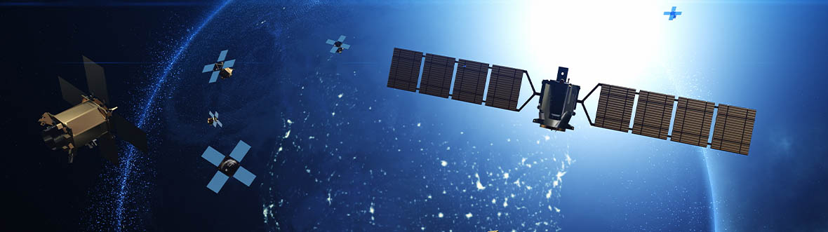 Illustration de plusieurs satellites en orbite autour de la Terre dans l'espace. Un grand satellite muni de panneaux solaires déployés apparaît au premier plan, tandis que plusieurs satellites plus petits entourent la planète.