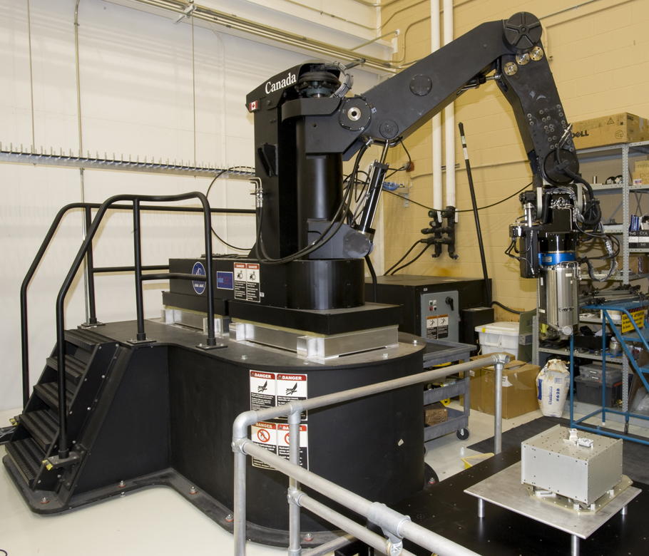 Commande adaptative de force de sortie destinée aux cylindres hydrauliques