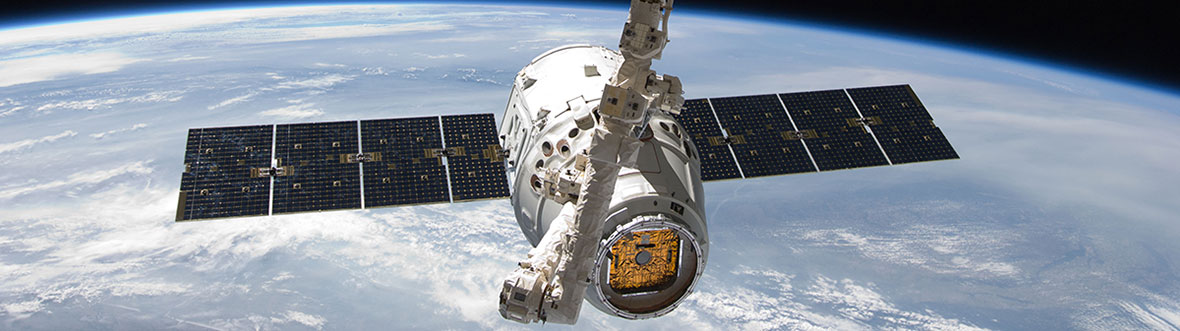 Le Canadarm2 attrape le vaisseau-cargo Dragon de SpaceX