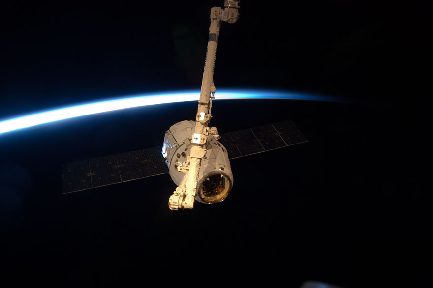 La capsule Dragon avec le Canadarm2