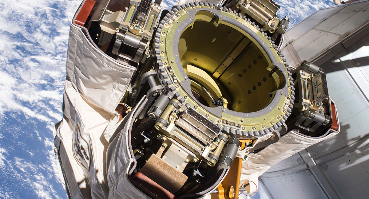 Vue rapprochée d'un effecteur de verrouillage du bras robotisé Canadarm2