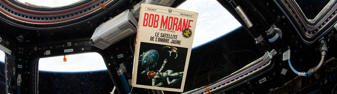  Un livre flotte dans la coupole de la Station.