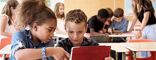 Deux jeunes étudiants regardent une tablette.