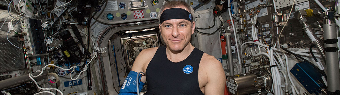 David porte le t-shirt et le bandeau Bio-Monitor dans la Station spatiale internationale.