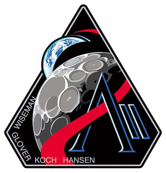 Des croissants de Lune et de la Terre dans une forme triangulaire. Un A stylisé avec 2 en chiffres romains et les noms Wiseman, Glover, Koch, Hansen sont dans le bas.