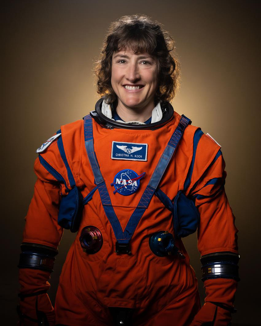 L'astronaute de la NASA Christina Hammock Koch vêtue de sa combinaison spatiale du programme Artemis
