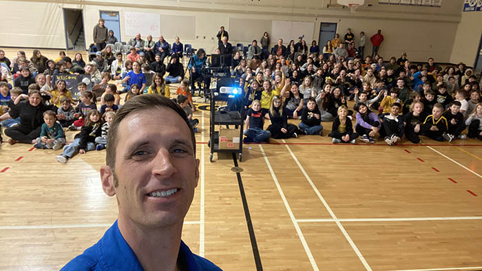 Joshua Kutryk fait une présentation à l'école Two Hills en Alberta