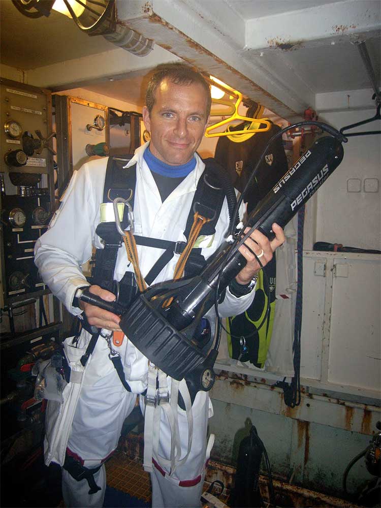 David Saint-Jacques tient le dispositif portatif Pegasus