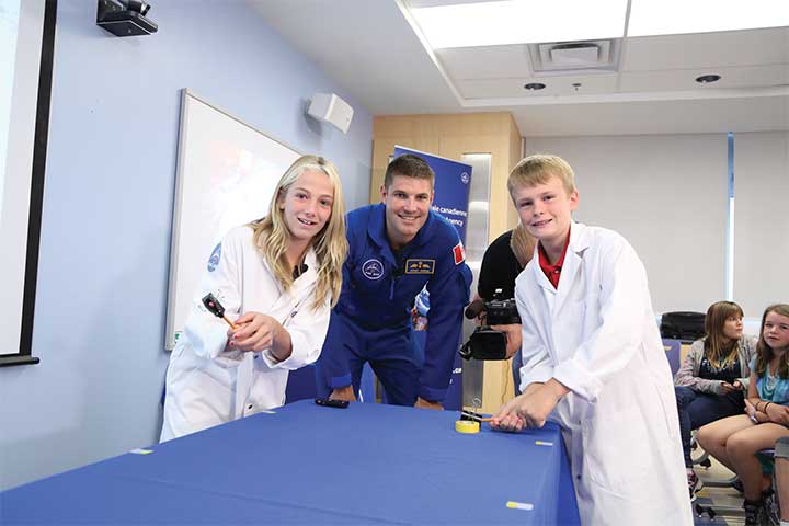 Jeremy Hansen initie des élèves aux sciences spatiales