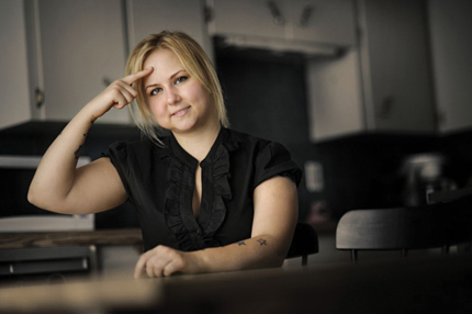 Paige Nickason pointe vers l'endroit où le robot a pénétré dans sa boîte crânienne