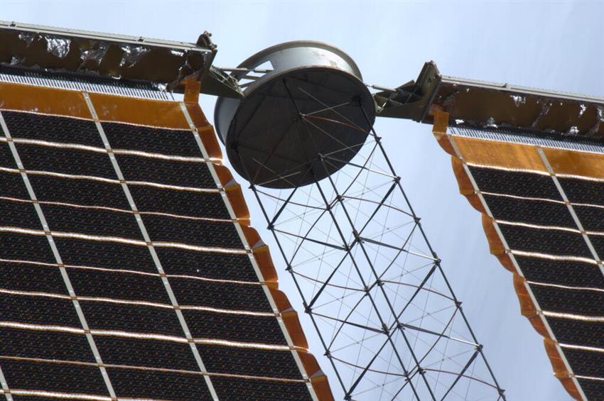 Un débris orbital laisse un petit trou sur un panneau solaire de la Station spatiale internationale