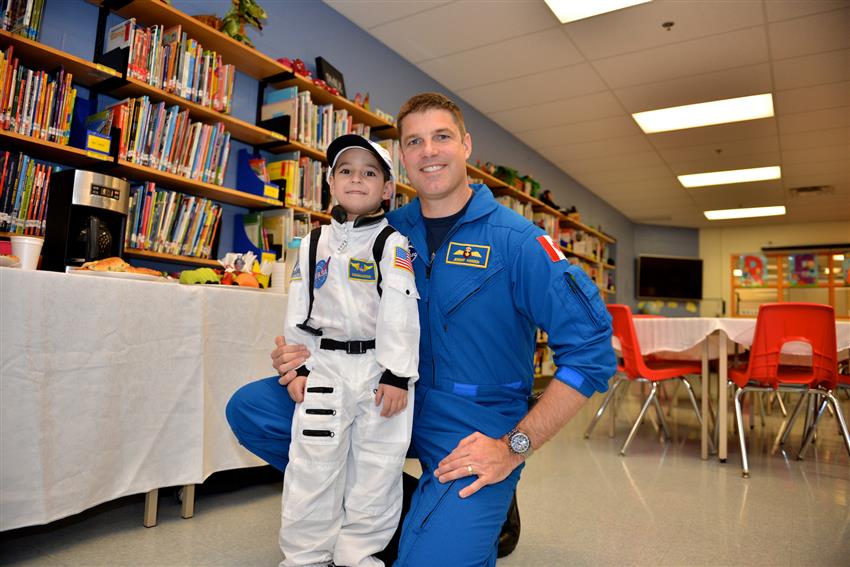 Des élèves canadiens dirigent les opérations d'une véritable mission spatiale à partir de leur école