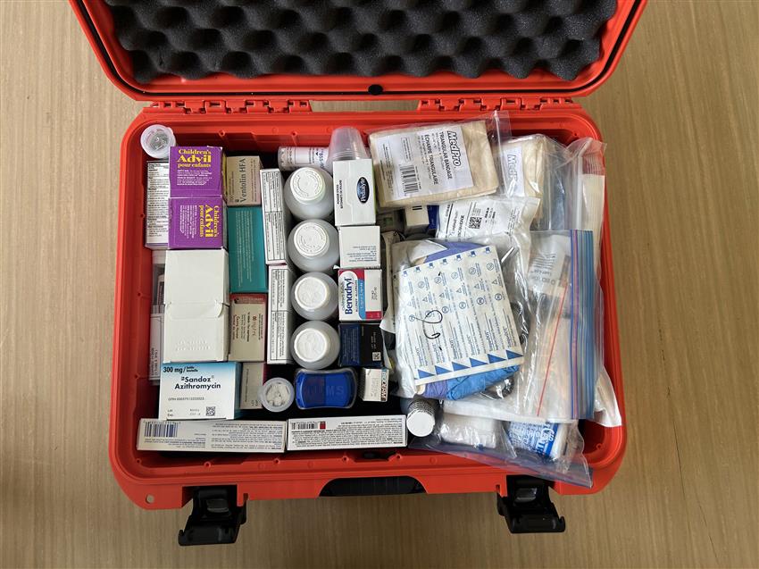 Le contenu d'une trousse de premiers soins.