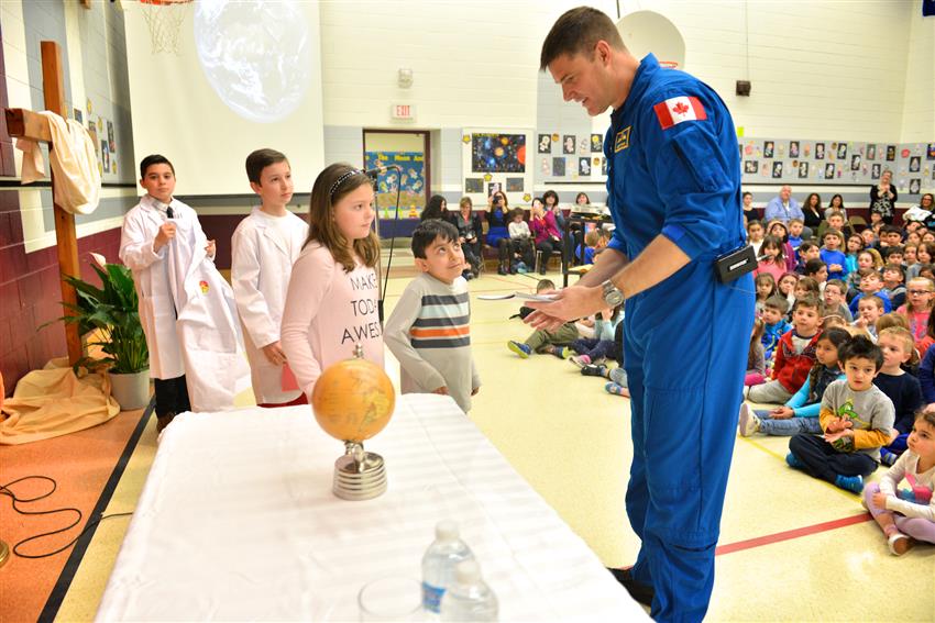 Des élèves canadiens dirigent les opérations d'une véritable mission spatiale à partir de leur école