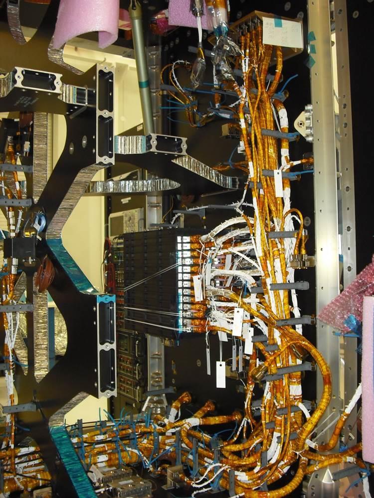 Bloc de commande de l'alimentation et faisceaux de câbles de la plateforme d'un satellite de la MCR