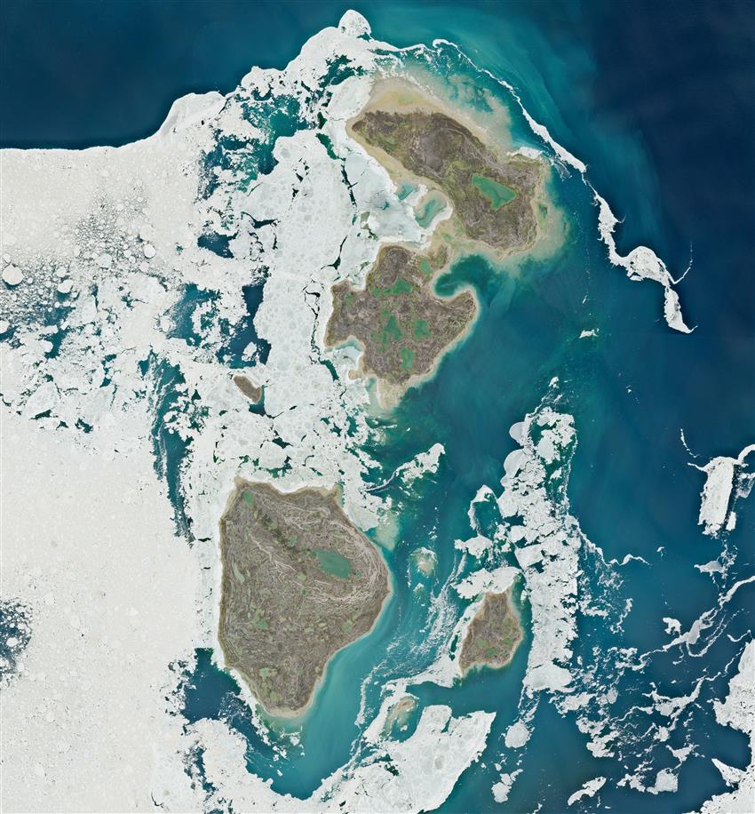 Image satellitaire des iles Spicer, au Nunavut.