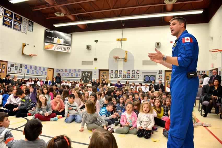 Des élèves canadiens dirigent les opérations d'une véritable mission spatiale à partir de leur école