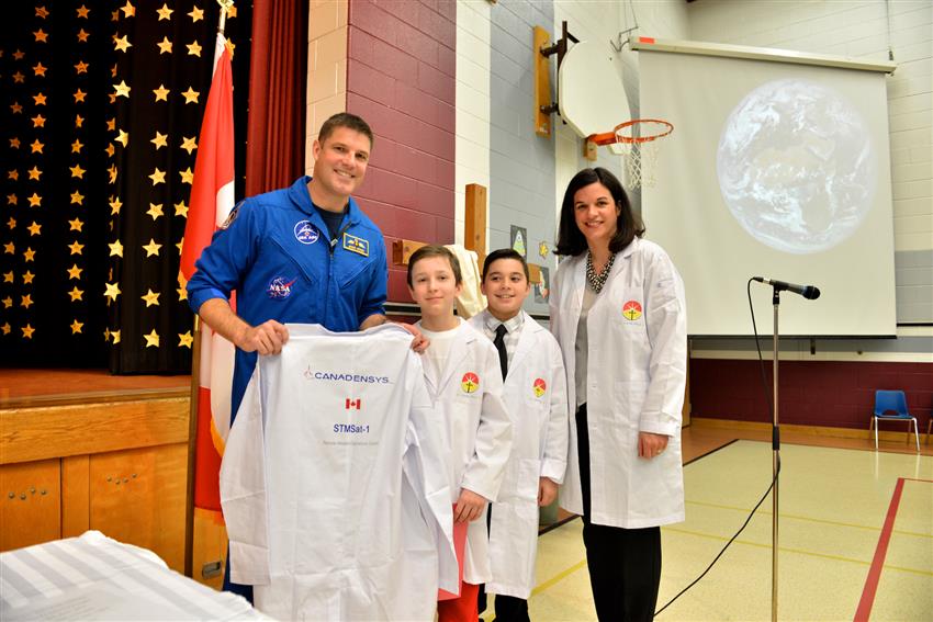 Des élèves canadiens dirigent les opérations d'une véritable mission spatiale à partir de leur école
