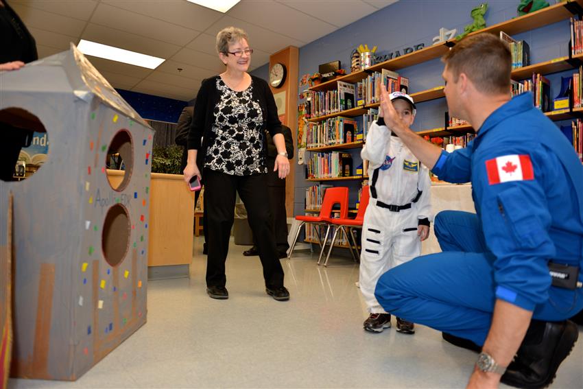 Des élèves canadiens dirigent les opérations d'une véritable mission spatiale à partir de leur école