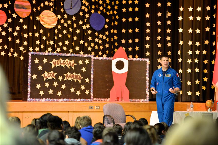 Des élèves canadiens dirigent les opérations d'une véritable mission spatiale à partir de leur école