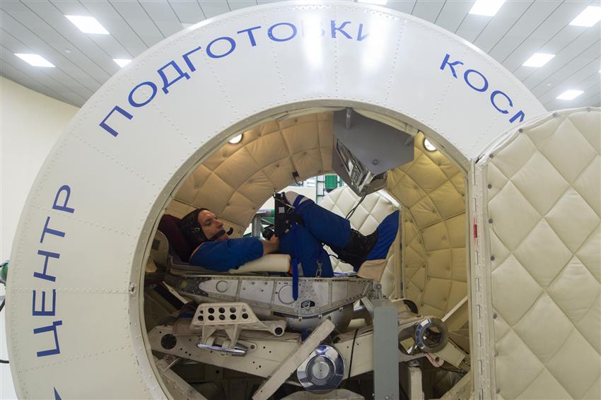L'astronaute canadien David Saint-Jacques passe l'examen de descente manuelle dans la centrifugeuse