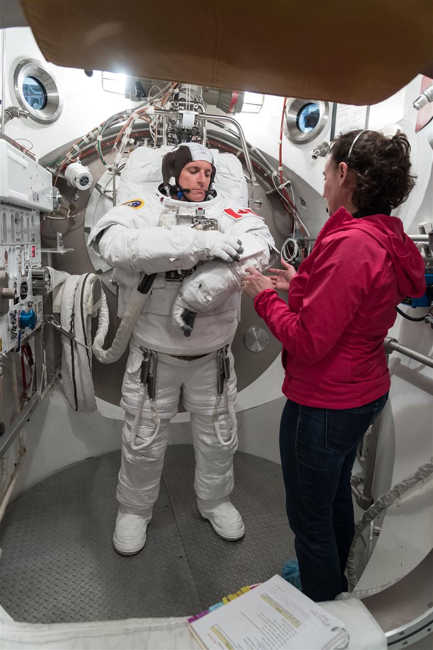 Test de la combinaison spatiale de l’astronaute canadien David Saint-Jacques dans une chambre à vide