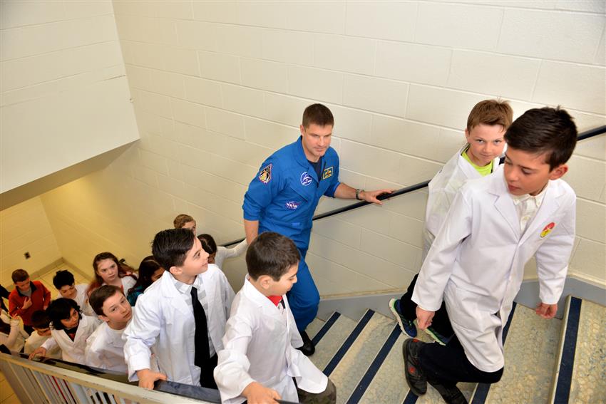 Des élèves canadiens dirigent les opérations d'une véritable mission spatiale à partir de leur école