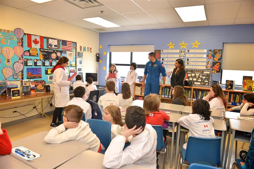 Des élèves canadiens dirigent les opérations d'une véritable mission spatiale à partir de leur école