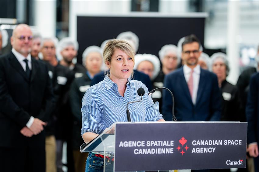 La ministre Joly prend la parole à un lutrin.