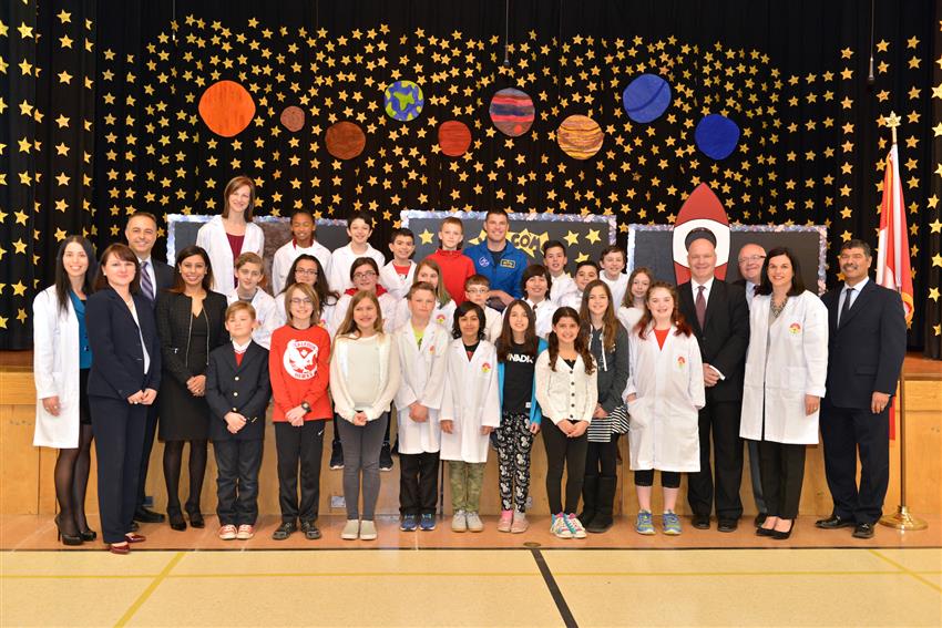Des élèves canadiens dirigent les opérations d'une véritable mission spatiale à partir de leur école