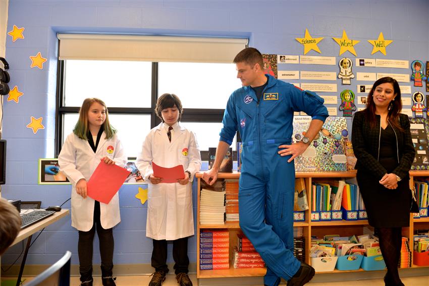 Des élèves canadiens dirigent les opérations d'une véritable mission spatiale à partir de leur école