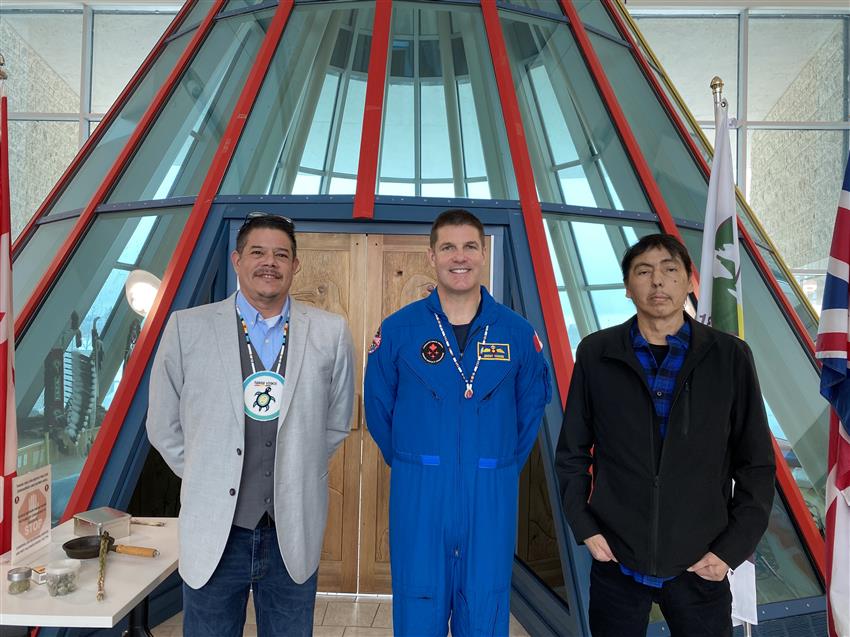 Dave Courchene III, Jeremy et Henry Guimond devant un grand tipi de verre.