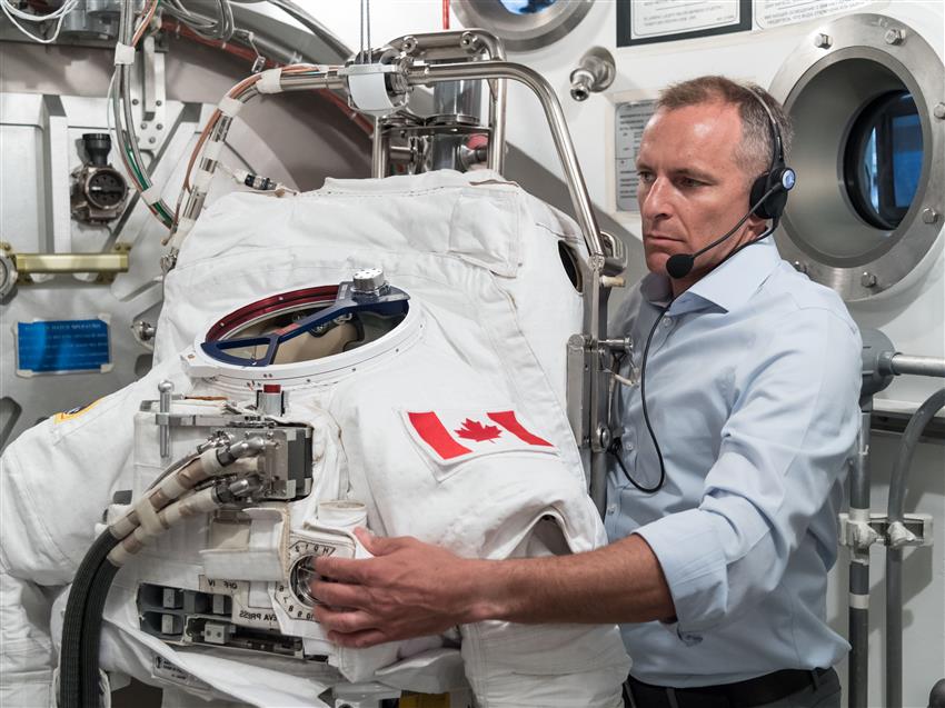 Test de la combinaison spatiale de l’astronaute canadien David Saint-Jacques dans une chambre à vide
