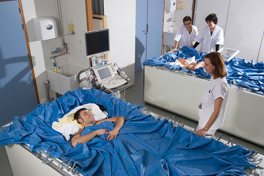 Participant d'immersion sèche flotte dans un environnement liquide