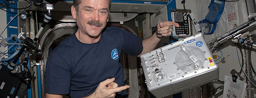Chris Hadfield déballe Microflow